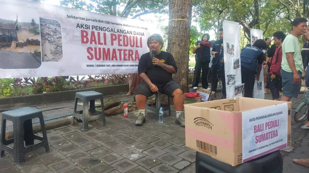 Bali’s Journalists, Students, and Musicians Busk for Sumatra Flood Victims 38 Joni Agung, whose real name is Anak Agung Junni Antara