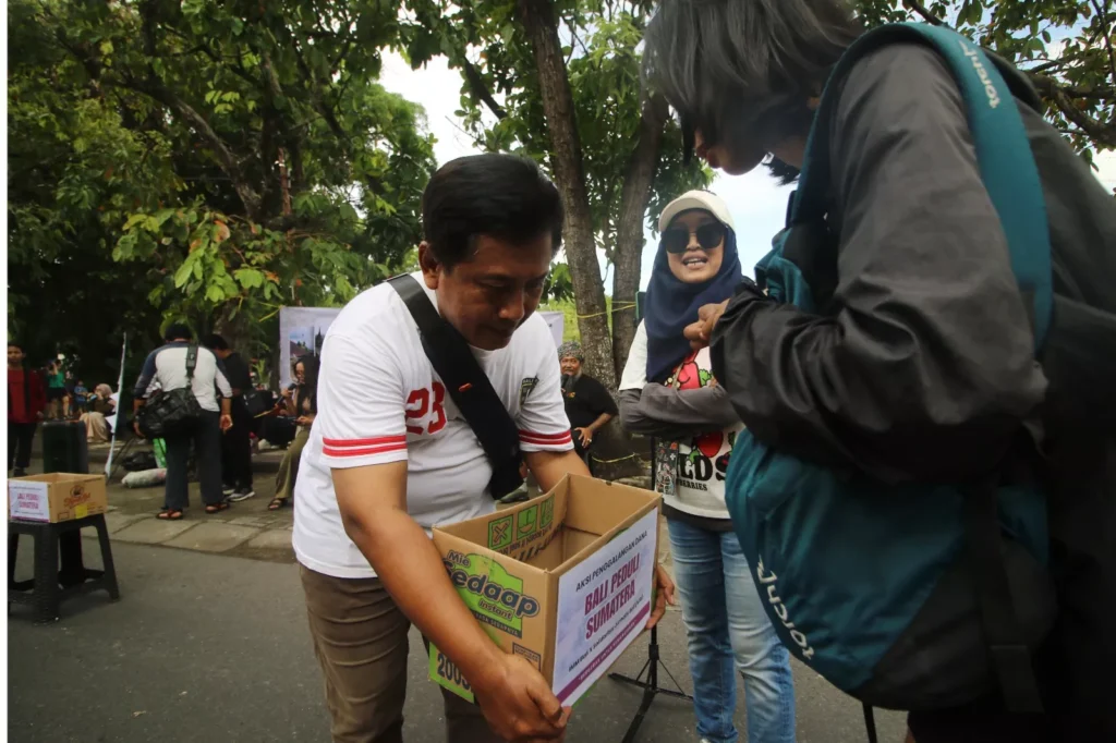 Bali’s Journalists, Students, and Musicians Busk for Sumatra Flood Victims