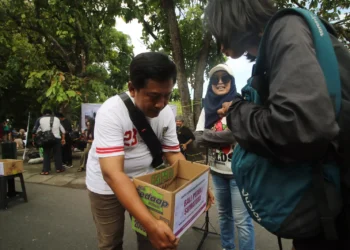 Bali’s Journalists, Students, and Musicians Busk for Sumatra Flood Victims
