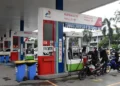 Photo of a Pertamina gas station and a queue for filling up fuel can be seen