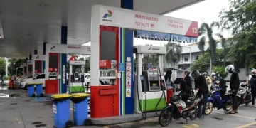 Photo of a Pertamina gas station and a queue for filling up fuel can be seen