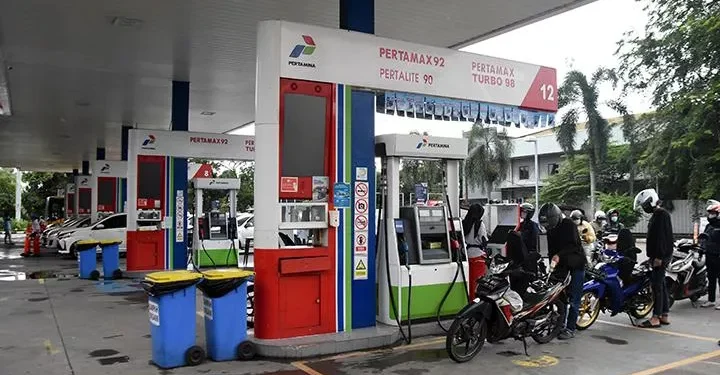 Photo of a Pertamina gas station and a queue for filling up fuel can be seen