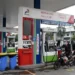 Photo of a Pertamina gas station and a queue for filling up fuel can be seen
