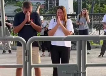 Photo:A Wife’s Agony at the Dock: Tears and Prayers as Husband’s Body Returns to Labuan Bajo 4/1/2026 (Heybali)