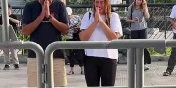 Photo:A Wife’s Agony at the Dock: Tears and Prayers as Husband’s Body Returns to Labuan Bajo 4/1/2026 (Heybali)