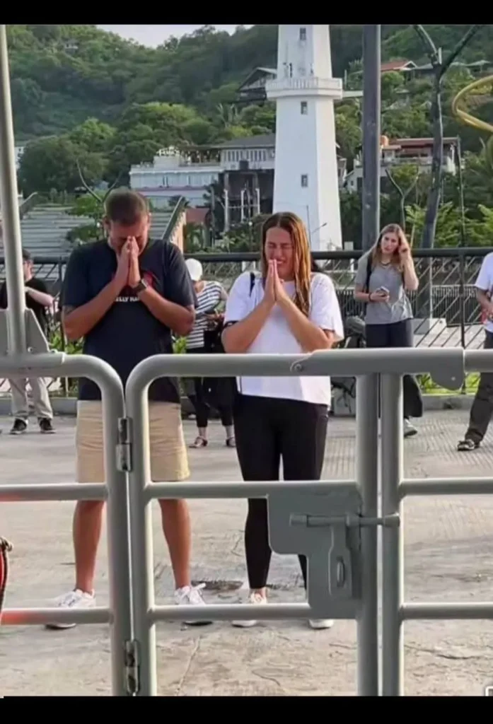 A Wife’s Agony at the Dock: Tears and Prayers as Husband’s Body Returns to Labuan Bajo 38 Photo:A Wife’s Agony at the Dock: Tears and Prayers as Husband’s Body Returns to Labuan Bajo 4/1/2026 (Heybali)