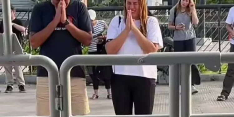 Photo:A Wife’s Agony at the Dock: Tears and Prayers as Husband’s Body Returns to Labuan Bajo 4/1/2026 (Heybali)