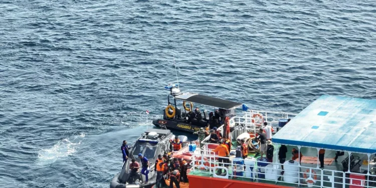 Photo Gallery: From Bajo Ritual to Recovery – The Valencia Coach’s Final Journey in Komodo