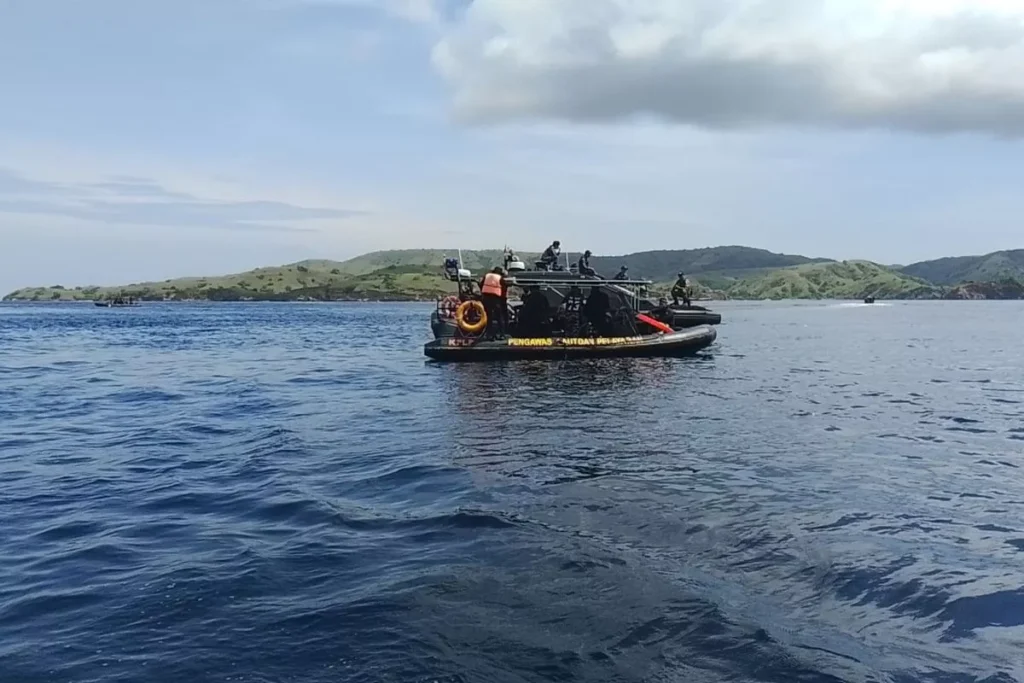 A joint search and rescue team searched for Valencia's trainer and her child in the waters off Padar Island, Komodo National Park, on Wednesday (December 31, 2025).