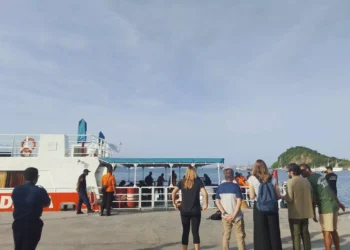 The Valencia coach's wife and family watched as the joint search and rescue team moved to the search location at Labuan Bajo Marina Harbor on Friday morning.