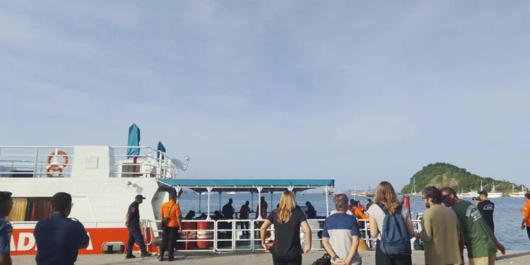 The Valencia coach's wife and family watched as the joint search and rescue team moved to the search location at Labuan Bajo Marina Harbor on Friday morning.