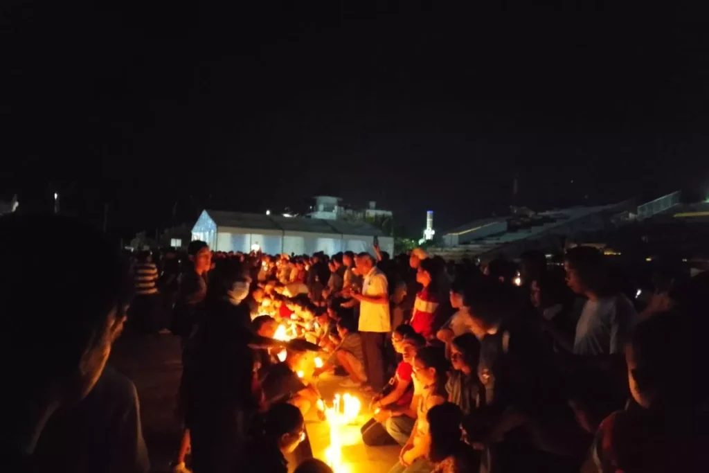 Thousands of Catholics prayed together and lit 1,000 candles at the Labuan Bajo Waterfront Marina on Friday afternoon.