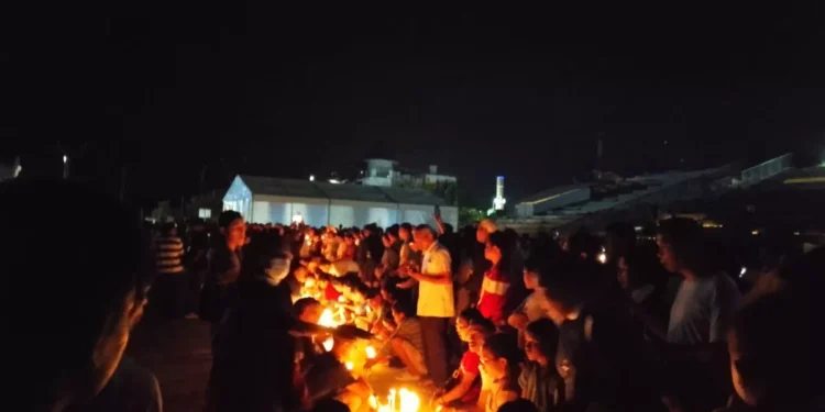 Thousands of Catholics prayed together and lit 1,000 candles at the Labuan Bajo Waterfront Marina on Friday afternoon.