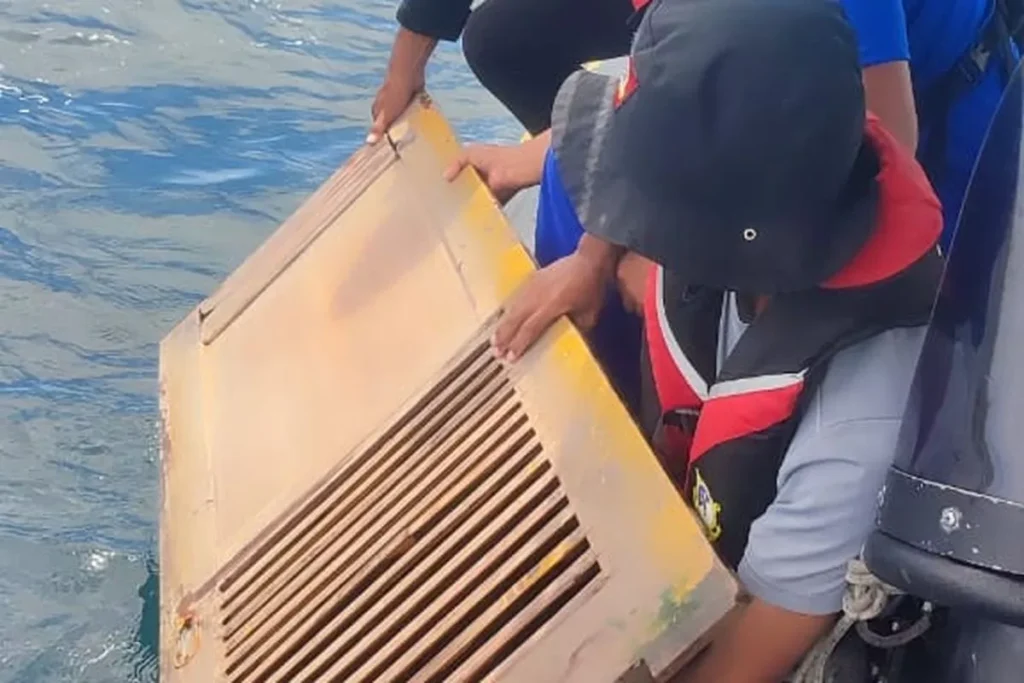 Update: Day 11 of Komodo Search Yields Debris, Focus on Capsized Hull 1 On the eleventh day of the search, the joint SAR team found the bathroom door of the KM Putri Sakinah (Maumere Basarnas Document)