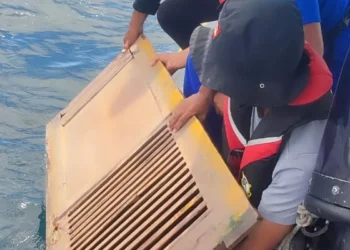 On the eleventh day of the search, the joint SAR team found the bathroom door of the KM Putri Sakinah (Maumere Basarnas Document)