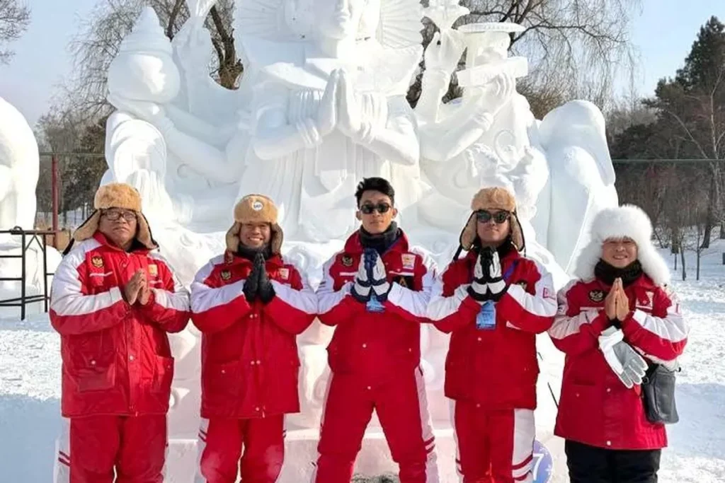 Balinese artist Dewi Dhawantari's work in the Snow Sculpture Competition in Harbin, China. (DOCUMENTATION FROM PECATU ARTISTS ASSOCIATION)