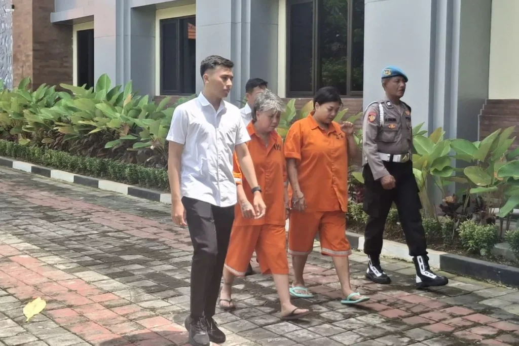SU, also known as Sevty (40), was seen clenching her fists when she appeared at a press conference on narcotics crimes at Denpasar Police Headquarters on Wednesday (January 14, 2026).