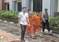 SU, also known as Sevty (40), was seen clenching her fists when she appeared at a press conference on narcotics crimes at Denpasar Police Headquarters on Wednesday (January 14, 2026).