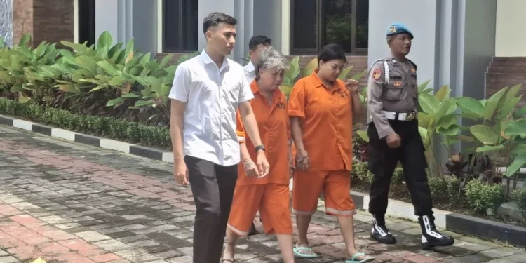 SU, also known as Sevty (40), was seen clenching her fists when she appeared at a press conference on narcotics crimes at Denpasar Police Headquarters on Wednesday (January 14, 2026).
