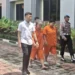 SU, also known as Sevty (40), was seen clenching her fists when she appeared at a press conference on narcotics crimes at Denpasar Police Headquarters on Wednesday (January 14, 2026).
