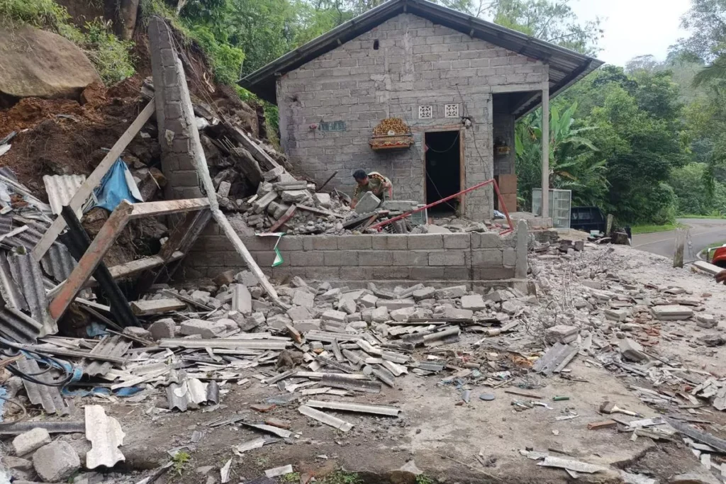Residents' homes were damaged by a landslide in Pucaksari Village, Busungbiu District, Buleleng Regency, Bali Province, Friday (January 16, 2026). (Buleleng Regency BPBD.)