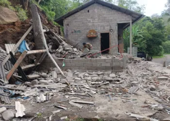 Residents' homes were damaged by a landslide in Pucaksari Village, Busungbiu District, Buleleng Regency, Bali Province, Friday (January 16, 2026). (Buleleng Regency BPBD.)