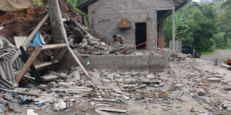 Residents' homes were damaged by a landslide in Pucaksari Village, Busungbiu District, Buleleng Regency, Bali Province, Friday (January 16, 2026). (Buleleng Regency BPBD.)