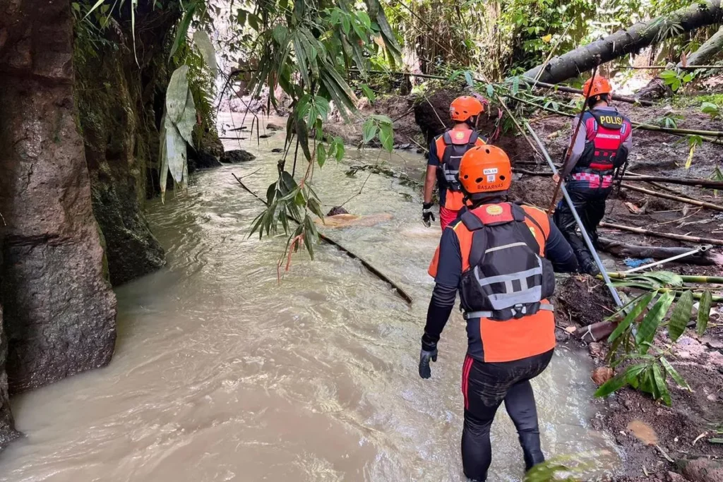 Officers searched for a mother and her toddler who were reported missing after being swept away by the current in Kuwum Village, Marga District, Tabanan Regency, Bali, on Wednesday (January 21, 2026).
