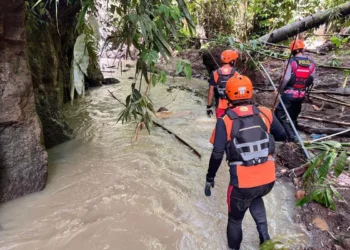 Officers searched for a mother and her toddler who were reported missing after being swept away by the current in Kuwum Village, Marga District, Tabanan Regency, Bali, on Wednesday (January 21, 2026).