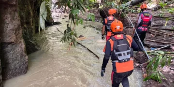 Officers searched for a mother and her toddler who were reported missing after being swept away by the current in Kuwum Village, Marga District, Tabanan Regency, Bali, on Wednesday (January 21, 2026).