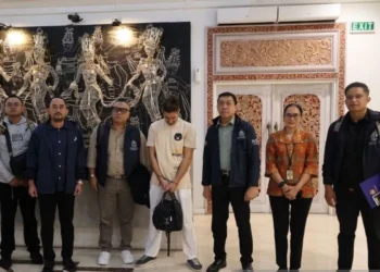 The Ngurah Rai Immigration Office in Bali deported Romanian Interpol fugitive Zuleam Costinel Cosmin (center white) at Ngurah Rai Airport, Badung Regency, Bali, Wednesday (January 21, 2026).