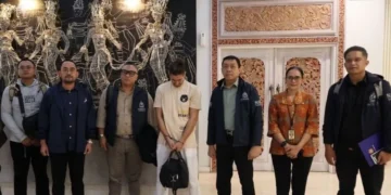The Ngurah Rai Immigration Office in Bali deported Romanian Interpol fugitive Zuleam Costinel Cosmin (center white) at Ngurah Rai Airport, Badung Regency, Bali, Wednesday (January 21, 2026).