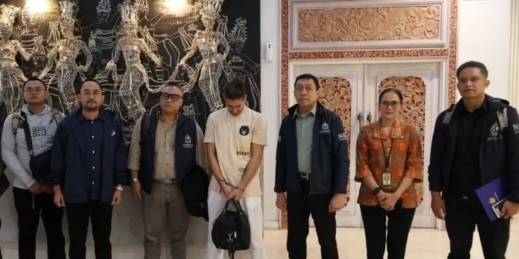 The Ngurah Rai Immigration Office in Bali deported Romanian Interpol fugitive Zuleam Costinel Cosmin (center white) at Ngurah Rai Airport, Badung Regency, Bali, Wednesday (January 21, 2026).