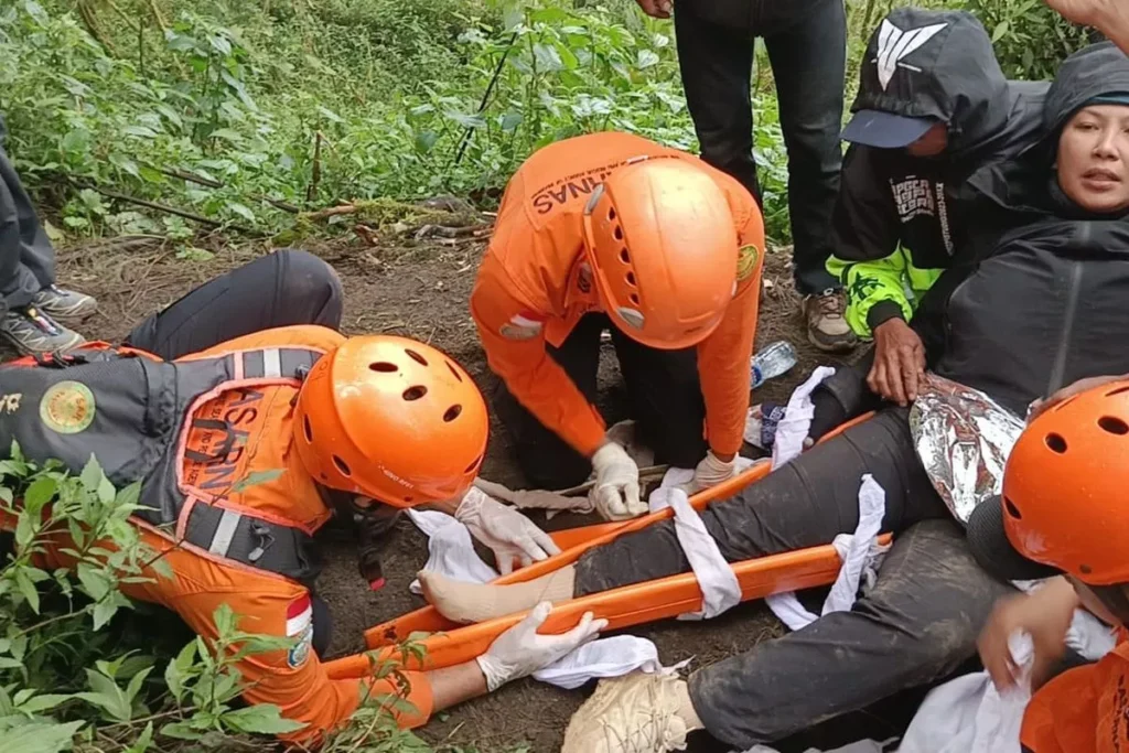 Female climber Paula Shinta Kadek Peter Tamboto (42) during evacuation by Bali Basarnas officers on Mount Abang in Kintamani District, Bangli Regency, Bali, Sunday (January 25, 2026).