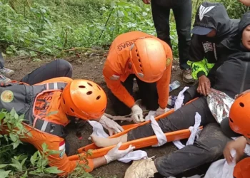 Female climber Paula Shinta Kadek Peter Tamboto (42) during evacuation by Bali Basarnas officers on Mount Abang in Kintamani District, Bangli Regency, Bali, Sunday (January 25, 2026).