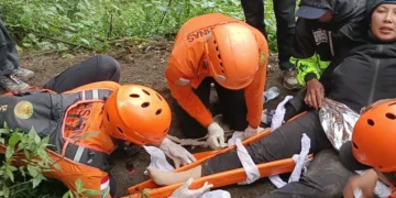Female climber Paula Shinta Kadek Peter Tamboto (42) during evacuation by Bali Basarnas officers on Mount Abang in Kintamani District, Bangli Regency, Bali, Sunday (January 25, 2026).
