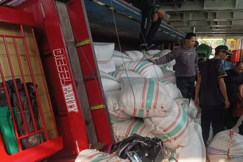 Rough Seas on the Bali-Lombok Strait: Freight Trucks Overturn on Ferry, Causing Major Damage 1 A truck overturned on a ferry crossing the waters off Lembar, Lombok, heading to Padangbai Port, Bali, Wednesday (January 28, 2026). (Karangasem Police.)