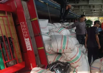 A truck overturned on a ferry crossing the waters off Lembar, Lombok, heading to Padangbai Port, Bali, Wednesday (January 28, 2026). (Karangasem Police.)