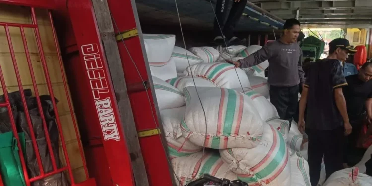 A truck overturned on a ferry crossing the waters off Lembar, Lombok, heading to Padangbai Port, Bali, Wednesday (January 28, 2026). (Karangasem Police.)