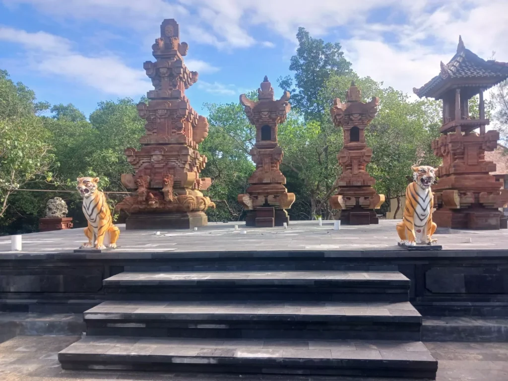 Why a New Mangrove Road in Sidakarya Is Meant for Worship, Not Industry 39
Photo of the temple being built on a newly constructed access road to support the Melasti ceremony of Hindus, particularly the Sidakarya community.