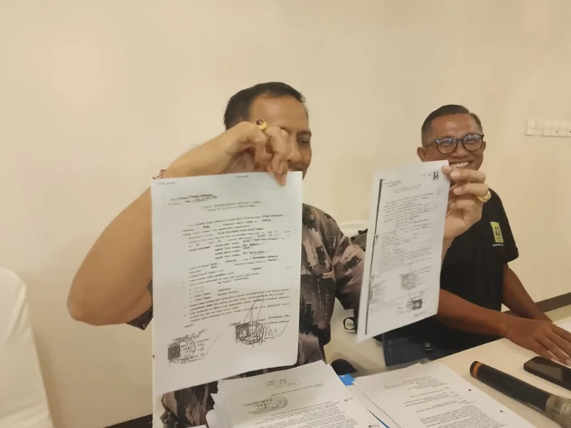 Explained: The Long-Running Land Certificate Dispute That Drew Bali’s Top Land Official Into a Criminal Case 38
Photo of Bali Regional Office Head Gede Pasek Suardika's attorney showing alleged evidence of village document forgery. (Hey Bali)