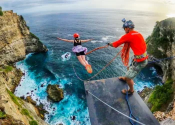 Bungee Jump at Bali's Iconic Kelingking Cliff to be Closed Again Over Safety and Permit Issues