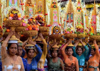 Photo of Balinese women performing a religious ceremony (IST)