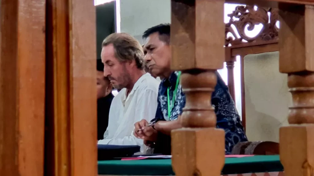 Four Months in Limbo: A New Zealander’s Path from Criminal Case to Deportation in Bali 38 Photo of Andrew Joseph McLean and his attorney Max Widi S.H. during the trial at the Denpasar District Court, December 28, 2026 (Hey Bali)