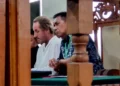 Photo of Andrew Joseph McLean and his attorney Max Widi S.H. during the trial at the Denpasar District Court, December 28, 2026 (Hey Bali)