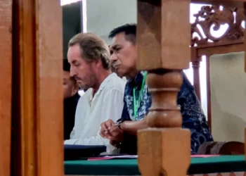 Photo of Andrew Joseph McLean and his attorney Max Widi S.H. during the trial at the Denpasar District Court, December 28, 2026 (Hey Bali)