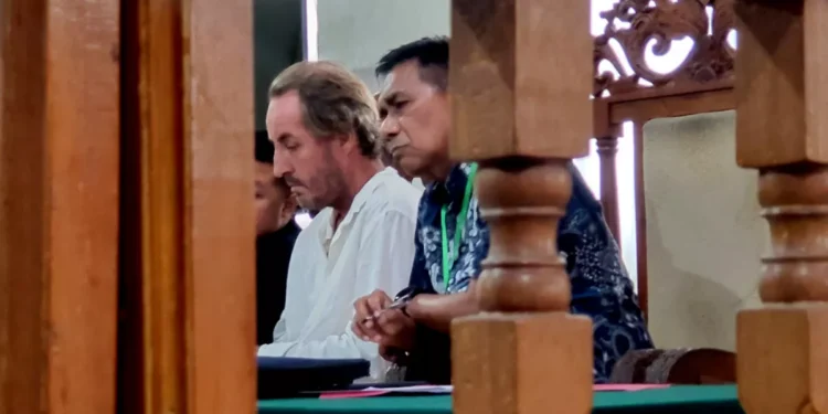 Photo of Andrew Joseph McLean and his attorney Max Widi S.H. during the trial at the Denpasar District Court, December 28, 2026 (Hey Bali)