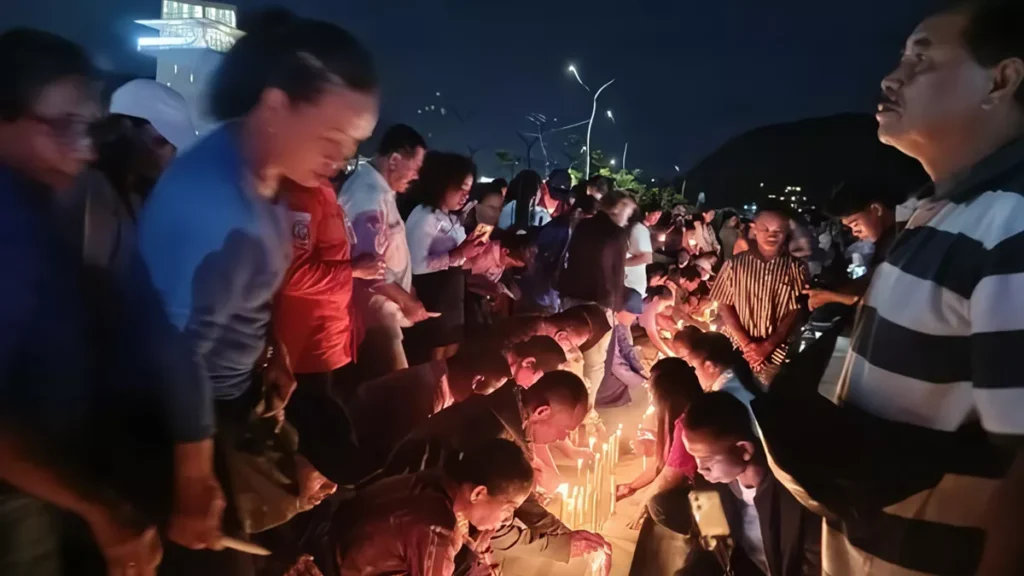 Candles, Prayers, and Tears: A Community's Vigil for the Missing in Labuan Bajo 38 The atmosphere of the prayer and candlelight vigil with Labuan Bajo residents at Marina Waterfront City, Friday evening (January 2, 2026).