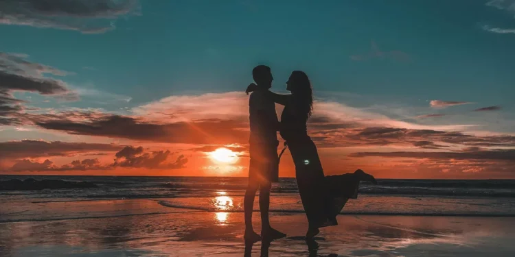 Illustration Photo of a married couple taking photos and enjoying their honeymoon in Bali (Pexel)