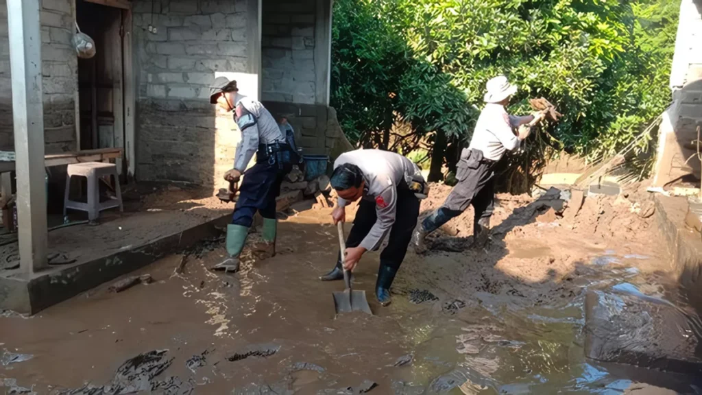 Photo: Joint personnel clearing floodwaters from the homes of residents of Banjar Pasar, Pekutatan Village, Pekutatan District, Jembrana Regency, Bali, Friday (January 16, 2026). (Jembrana Regional Disaster Management Agency)